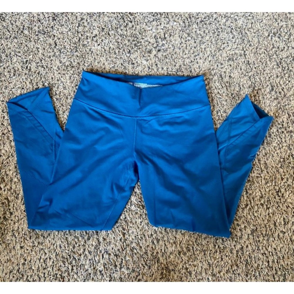 VS Legging, scallop mesh detail
